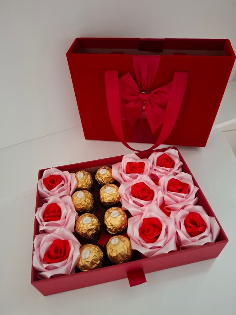 Atlasa rožu pušķi