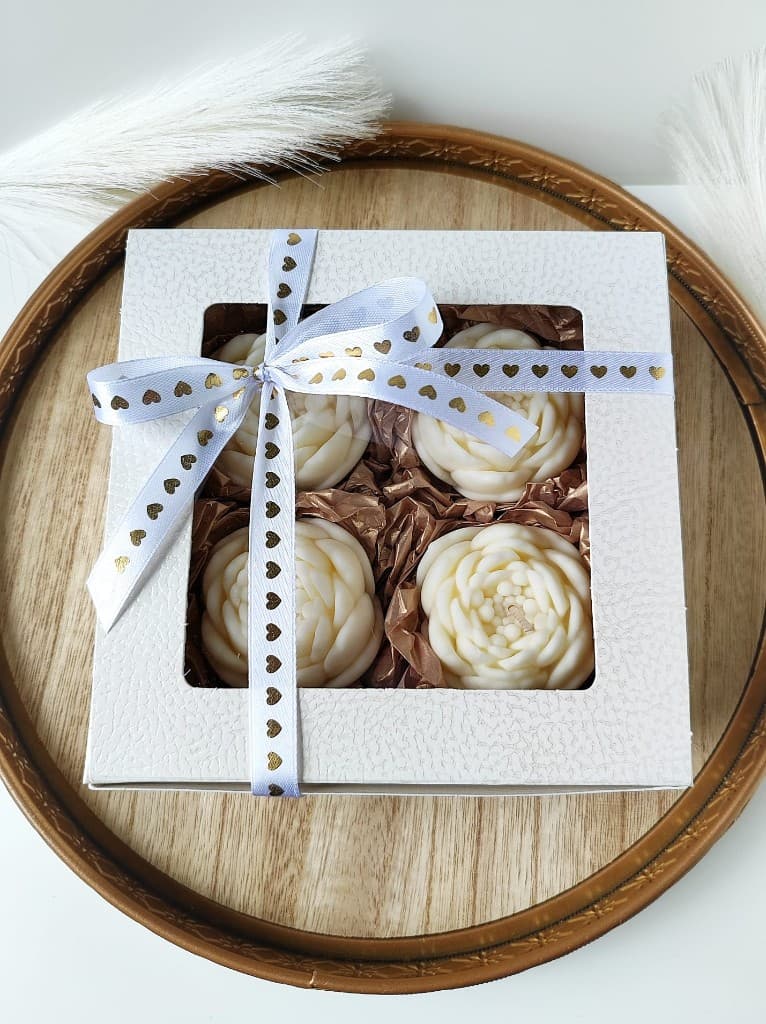 Dāvanu kompekts ar 4 sojas vaska peoniju svecēm - brūns