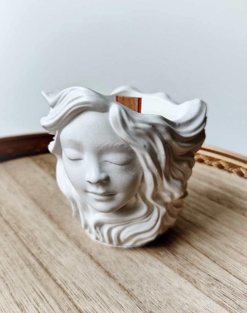 Sojas vaska svece dekoratīvā traukā - Meitene